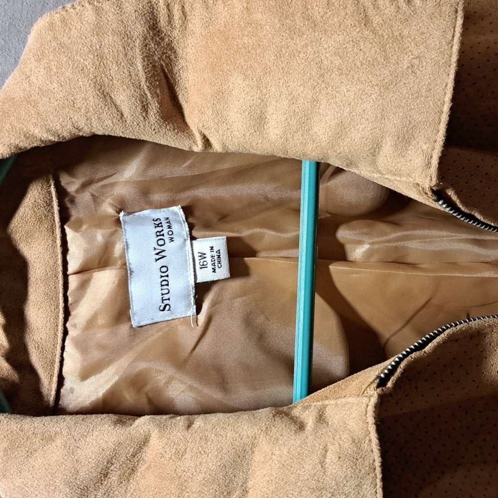 Woman's light jacket - Picture 2 of 5